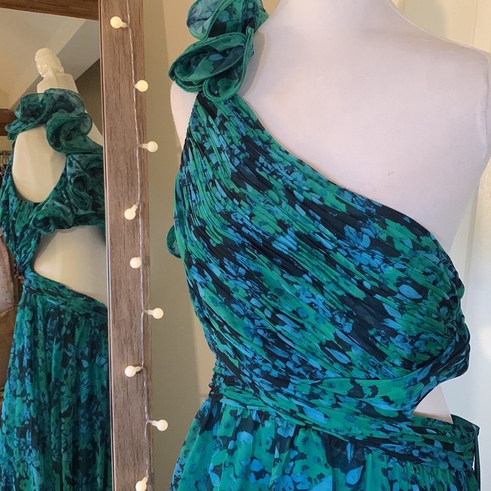 MAC DUGGAL
Green One Shoulder Ruffle Tiered Cut-Out Chiffon Gown - Picture 6 of 16